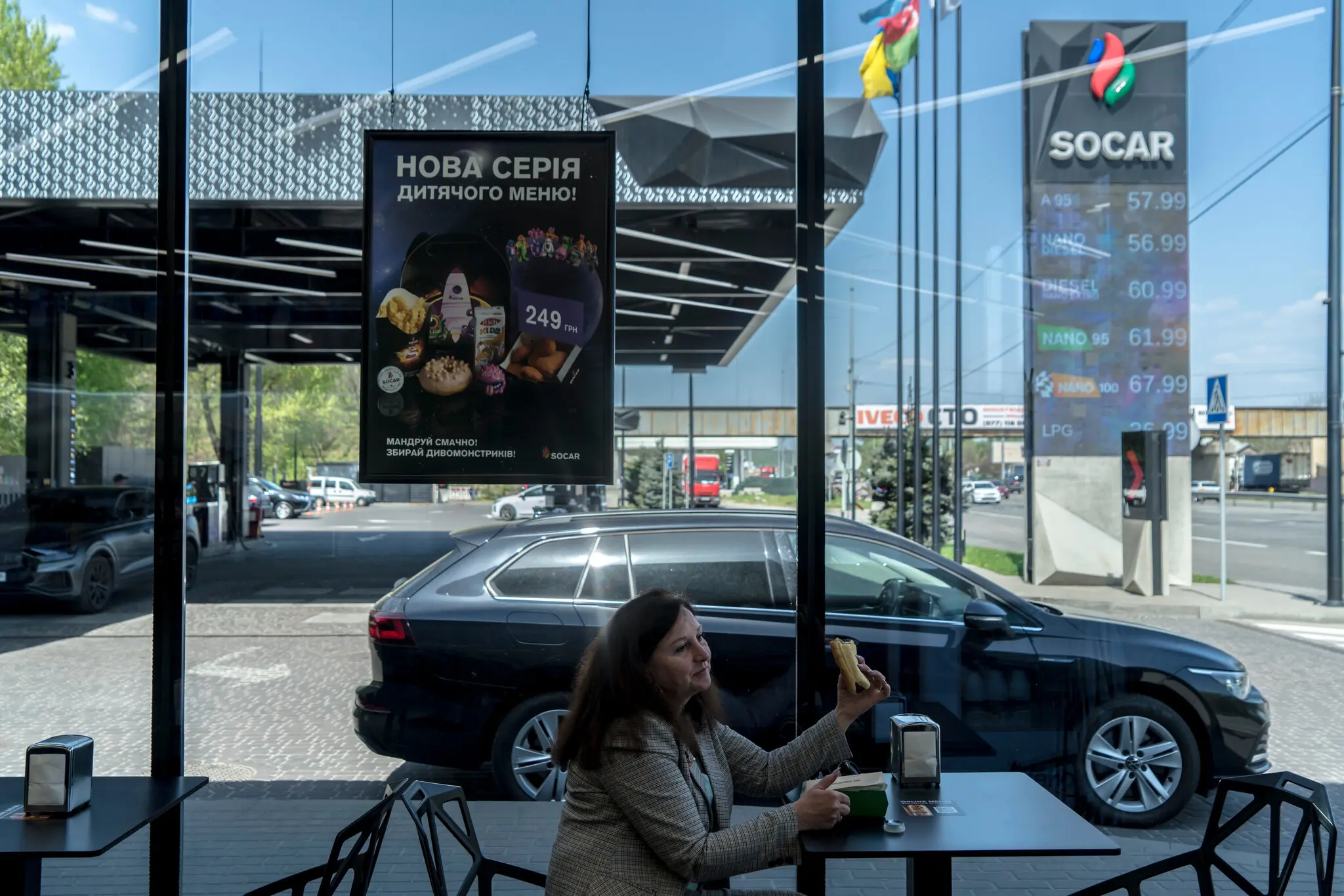 Перший магазин хот-догів Nathan's в Україні відкрився під час пандемії. Після вторгнення Росії в країну у 2022 році запаси імпортних булочок для хот-догів вичерпалися.